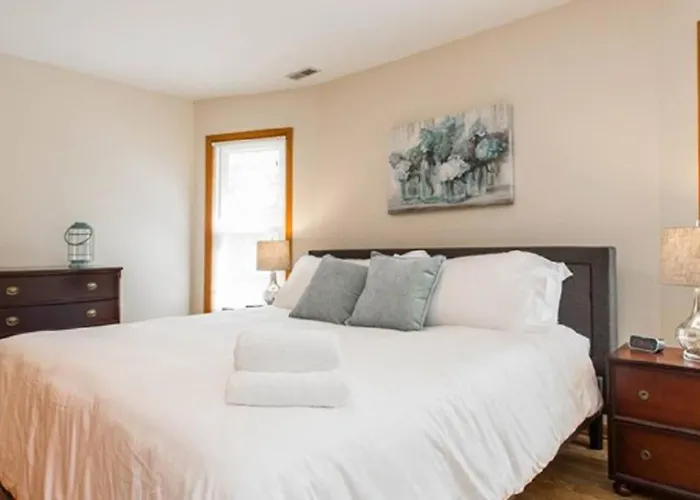 Апартаменты Charming In Dt - Near Naval Base *