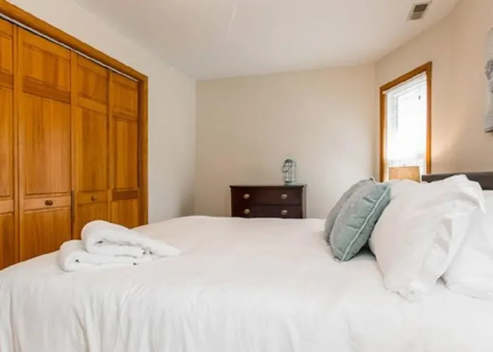 Апартаменты Charming In Dt - Near Naval Base