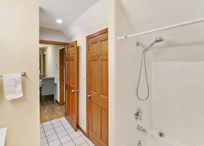 Charming In Dt - Near Naval Base Либертивилл
