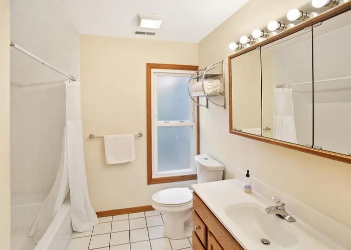 Апартаменты Charming In Dt - Near Naval Base *
